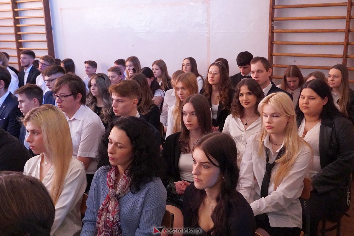Zakoczenie roku szkolnego klas maturalnych w II LO [28.04.2023] - zdjęcie #27 - eOstroleka.pl