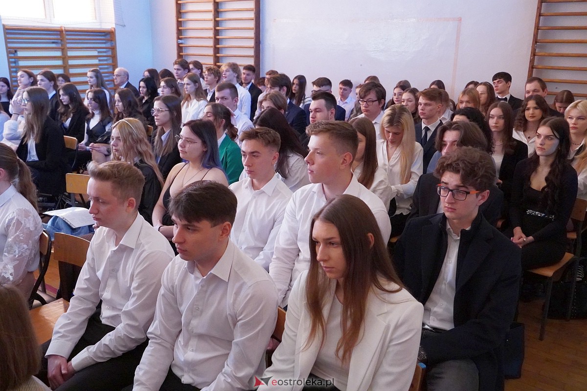 Zakoczenie roku szkolnego klas maturalnych w II LO [28.04.2023] - zdjęcie #25 - eOstroleka.pl