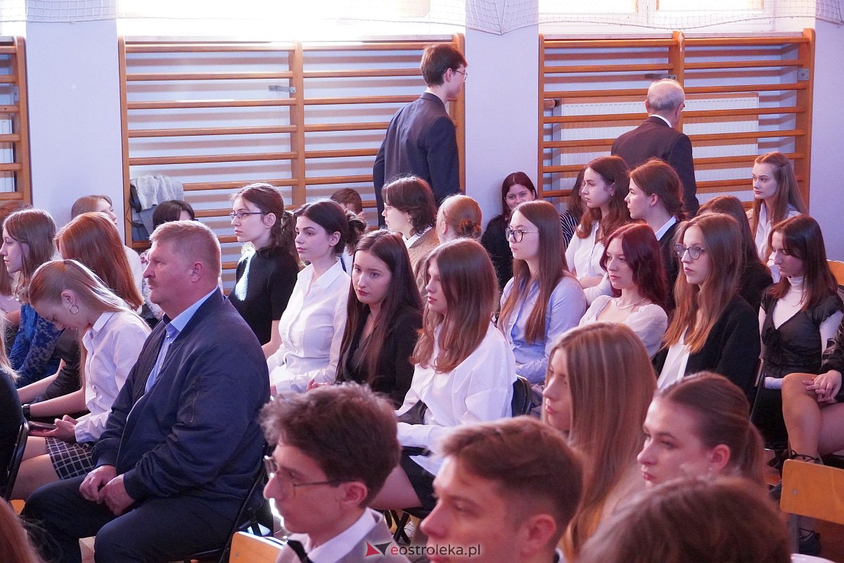 Zakoczenie roku szkolnego klas maturalnych w II LO [28.04.2023] - zdjęcie #21 - eOstroleka.pl
