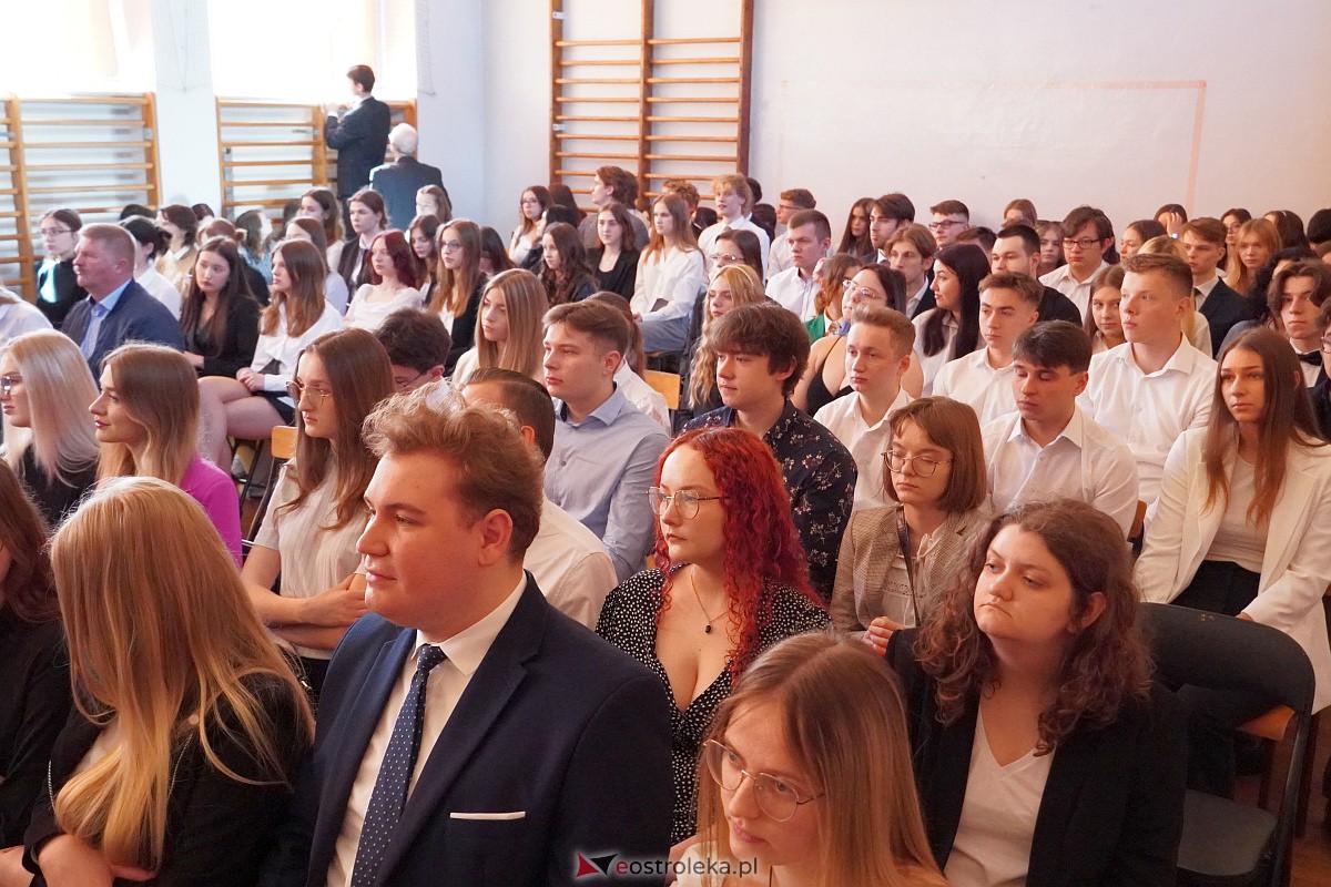Zakoczenie roku szkolnego klas maturalnych w II LO [28.04.2023] - zdjęcie #19 - eOstroleka.pl