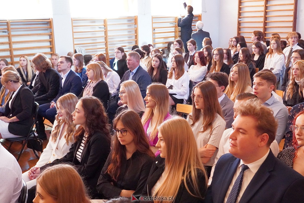 Zakoczenie roku szkolnego klas maturalnych w II LO [28.04.2023] - zdjęcie #18 - eOstroleka.pl