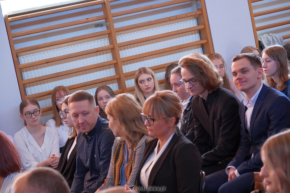 Zakoczenie roku szkolnego klas maturalnych w II LO [28.04.2023] - zdjęcie #15 - eOstroleka.pl