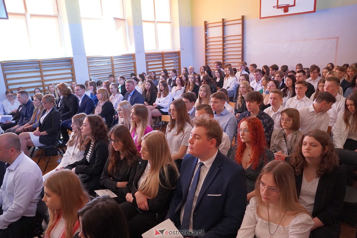 Zakoczenie roku szkolnego klas maturalnych w II LO [28.04.2023] - zdjęcie #26 - eOstroleka.pl