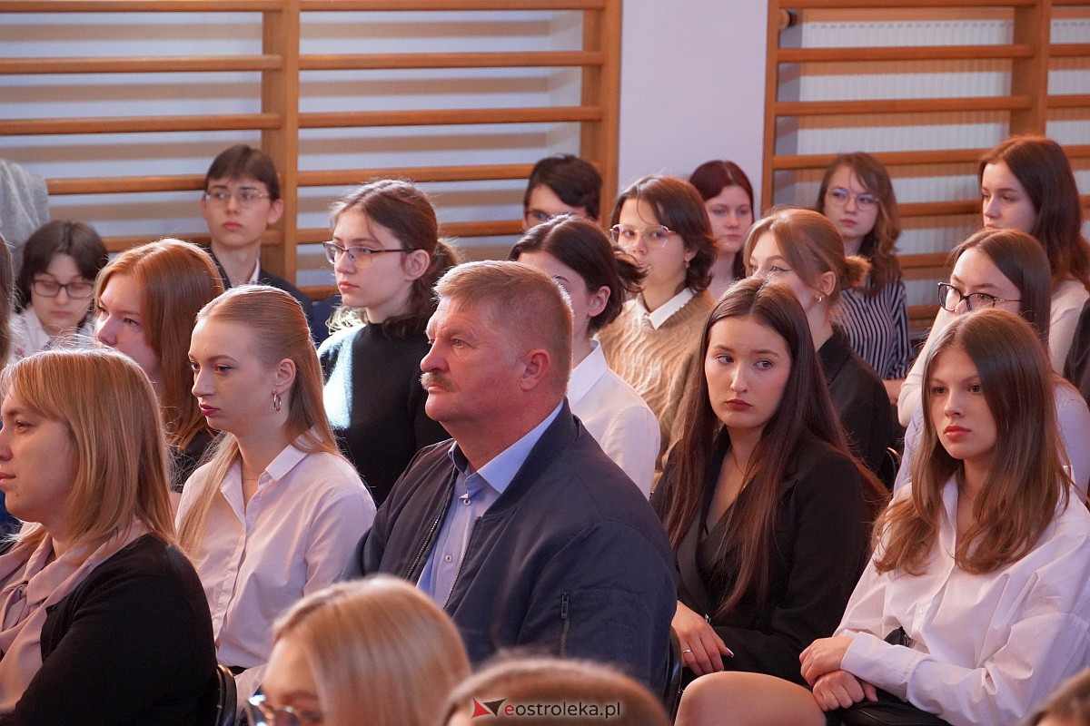 Zakoczenie roku szkolnego klas maturalnych w II LO [28.04.2023] - zdjęcie #11 - eOstroleka.pl