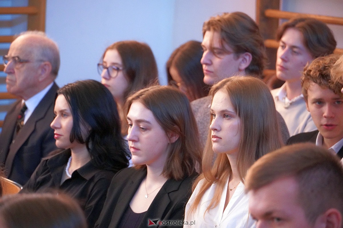 Zakoczenie roku szkolnego klas maturalnych w II LO [28.04.2023] - zdjęcie #7 - eOstroleka.pl