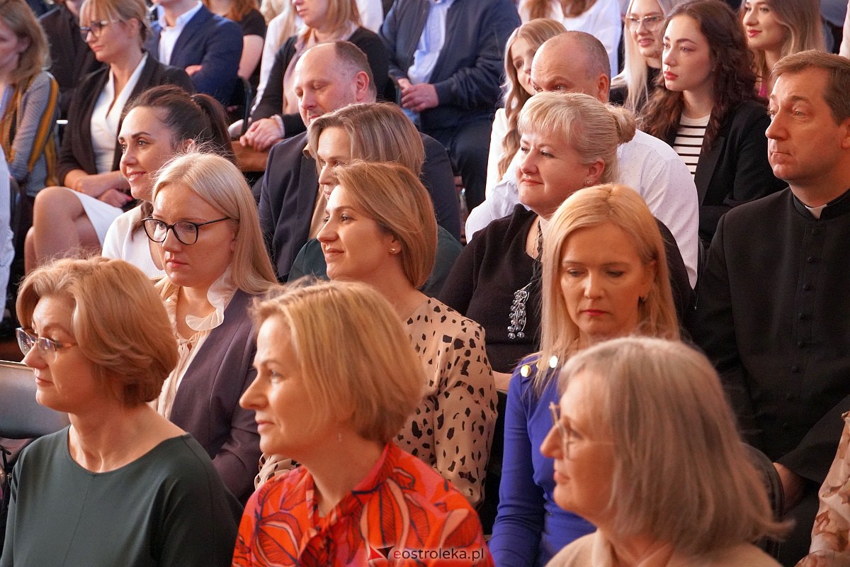 Zakoczenie roku szkolnego klas maturalnych w II LO [28.04.2023] - zdjęcie #6 - eOstroleka.pl