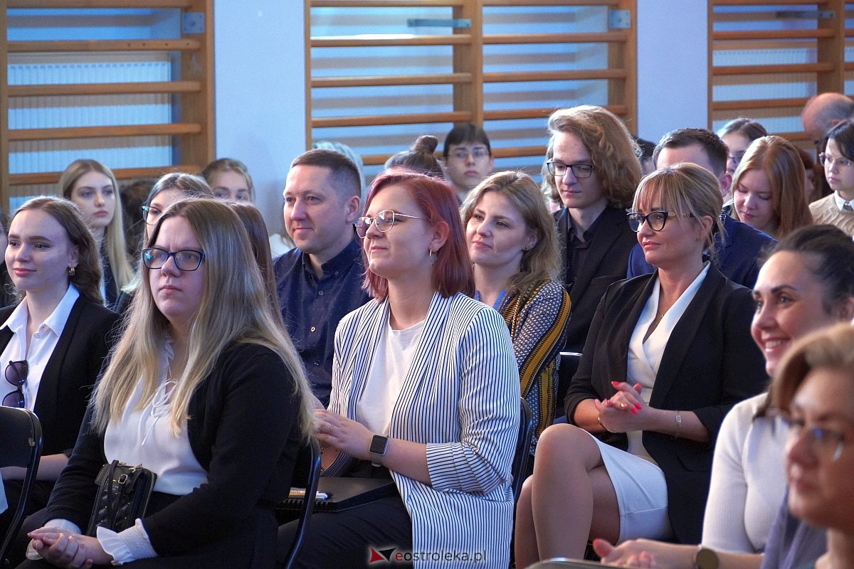 Zakoczenie roku szkolnego klas maturalnych w II LO [28.04.2023] - zdjęcie #1 - eOstroleka.pl