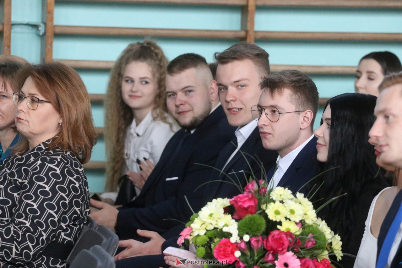 Zakoczenie roku szkolnego klas maturalnych w ZSZ 2 [28.04.2023] - zdjęcie #13 - eOstroleka.pl