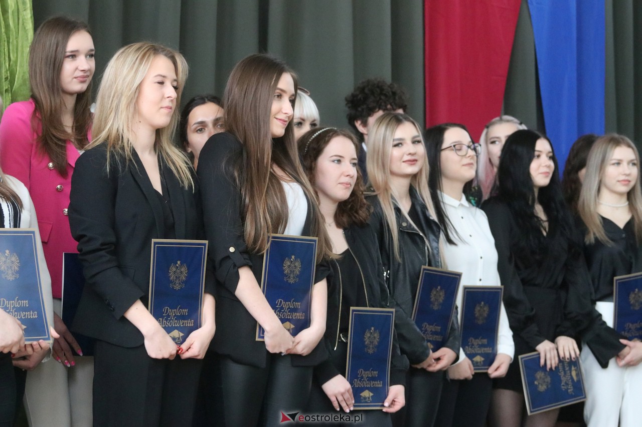 Zakoczenie roku szkolnego klas maturalnych w ZSZ 2 [28.04.2023] - zdjęcie #37 - eOstroleka.pl