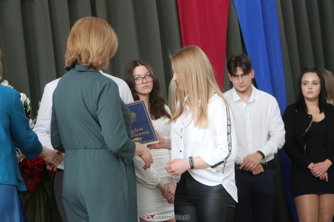 Zakoczenie roku szkolnego klas maturalnych w ZSZ 2 [28.04.2023] - zdjęcie #8 - eOstroleka.pl