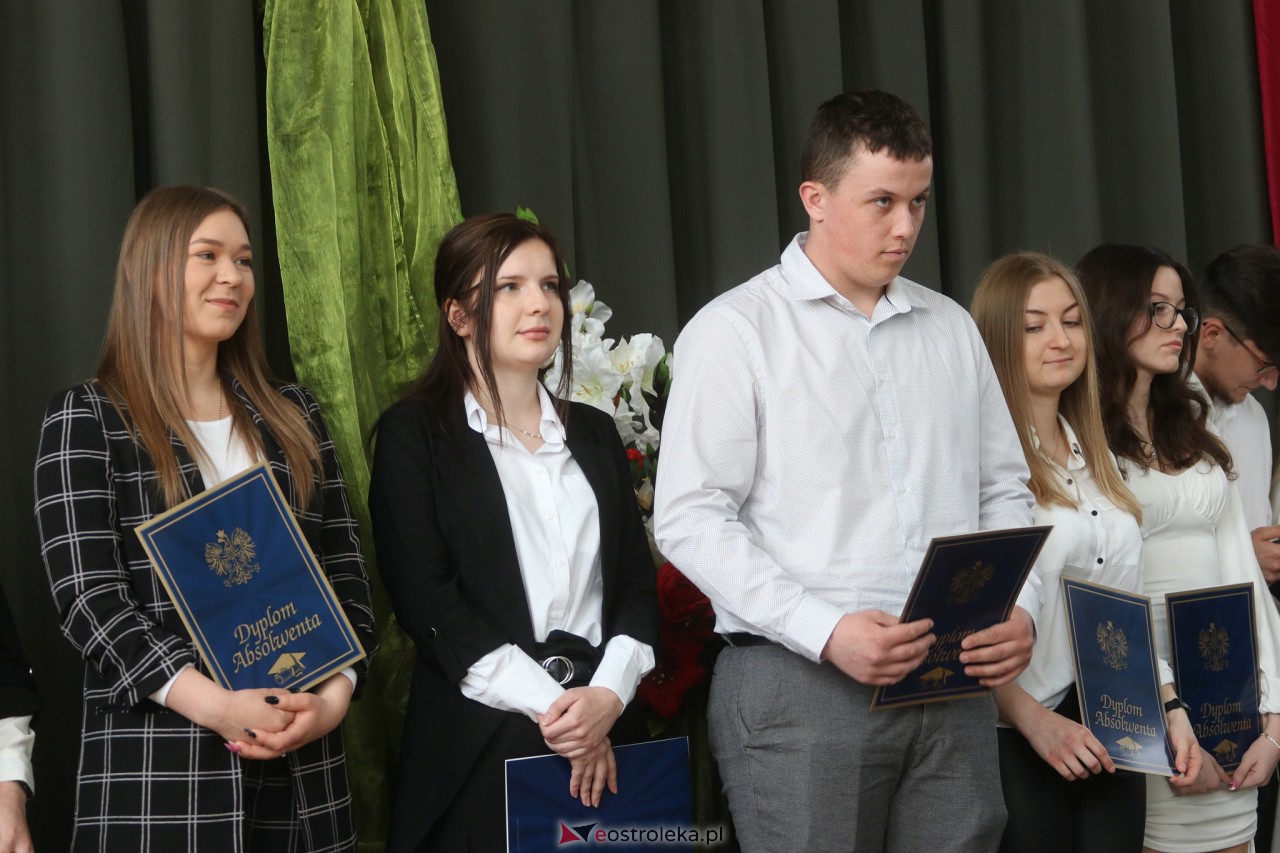 Zakoczenie roku szkolnego klas maturalnych w ZSZ 2 [28.04.2023] - zdjęcie #7 - eOstroleka.pl