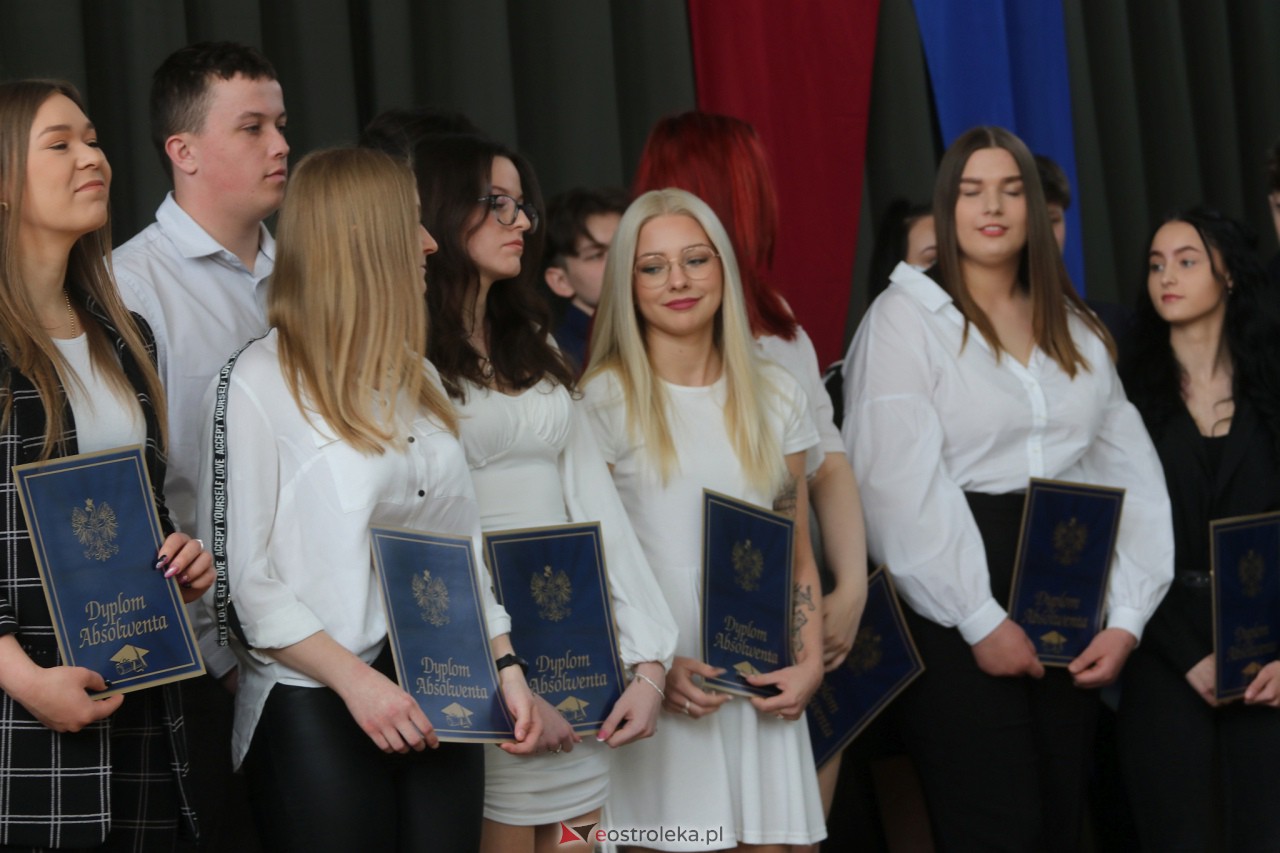 Zakoczenie roku szkolnego klas maturalnych w ZSZ 2 [28.04.2023] - zdjęcie #6 - eOstroleka.pl