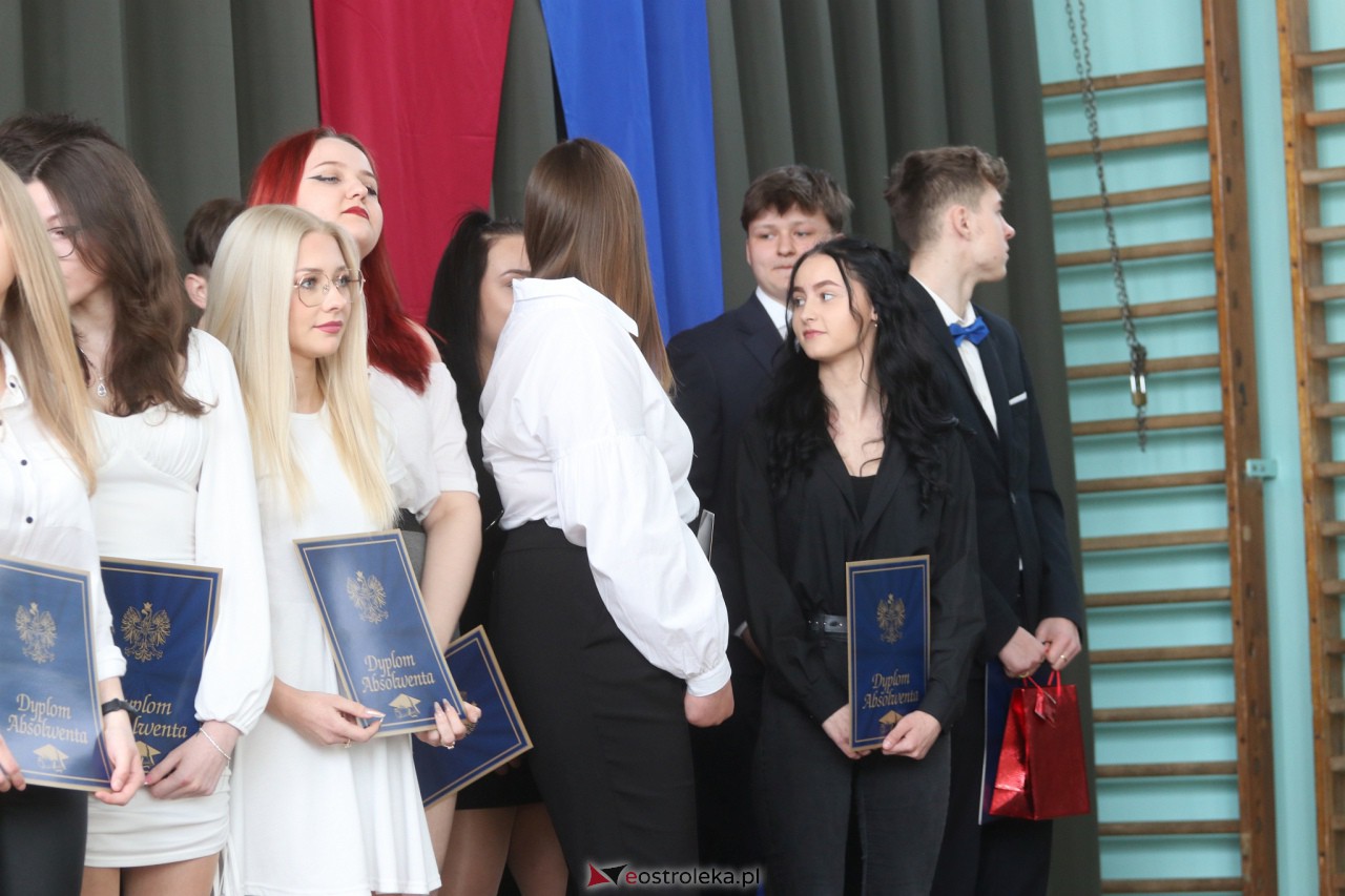 Zakoczenie roku szkolnego klas maturalnych w ZSZ 2 [28.04.2023] - zdjęcie #5 - eOstroleka.pl