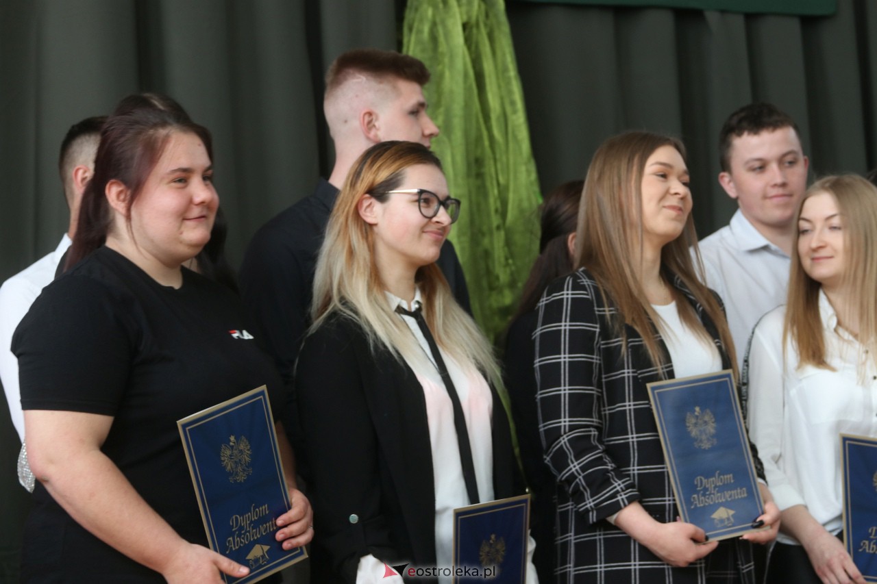 Zakoczenie roku szkolnego klas maturalnych w ZSZ 2 [28.04.2023] - zdjęcie #4 - eOstroleka.pl