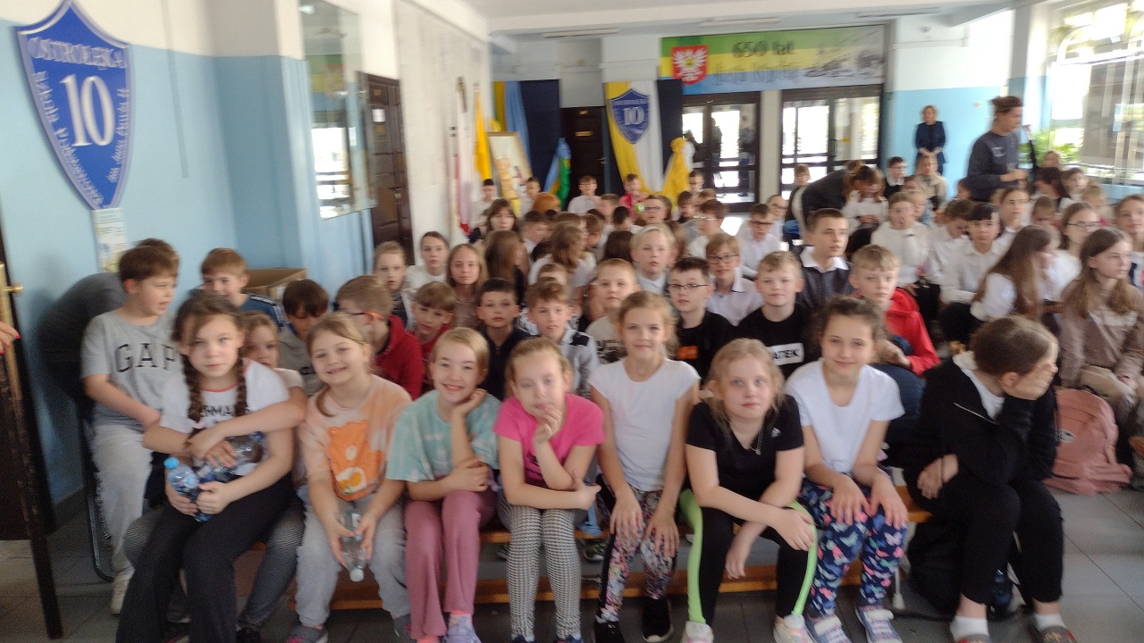 Apel z okazji Święta Niepodległości w SP 10  - zdjęcie #29 - eOstroleka.pl