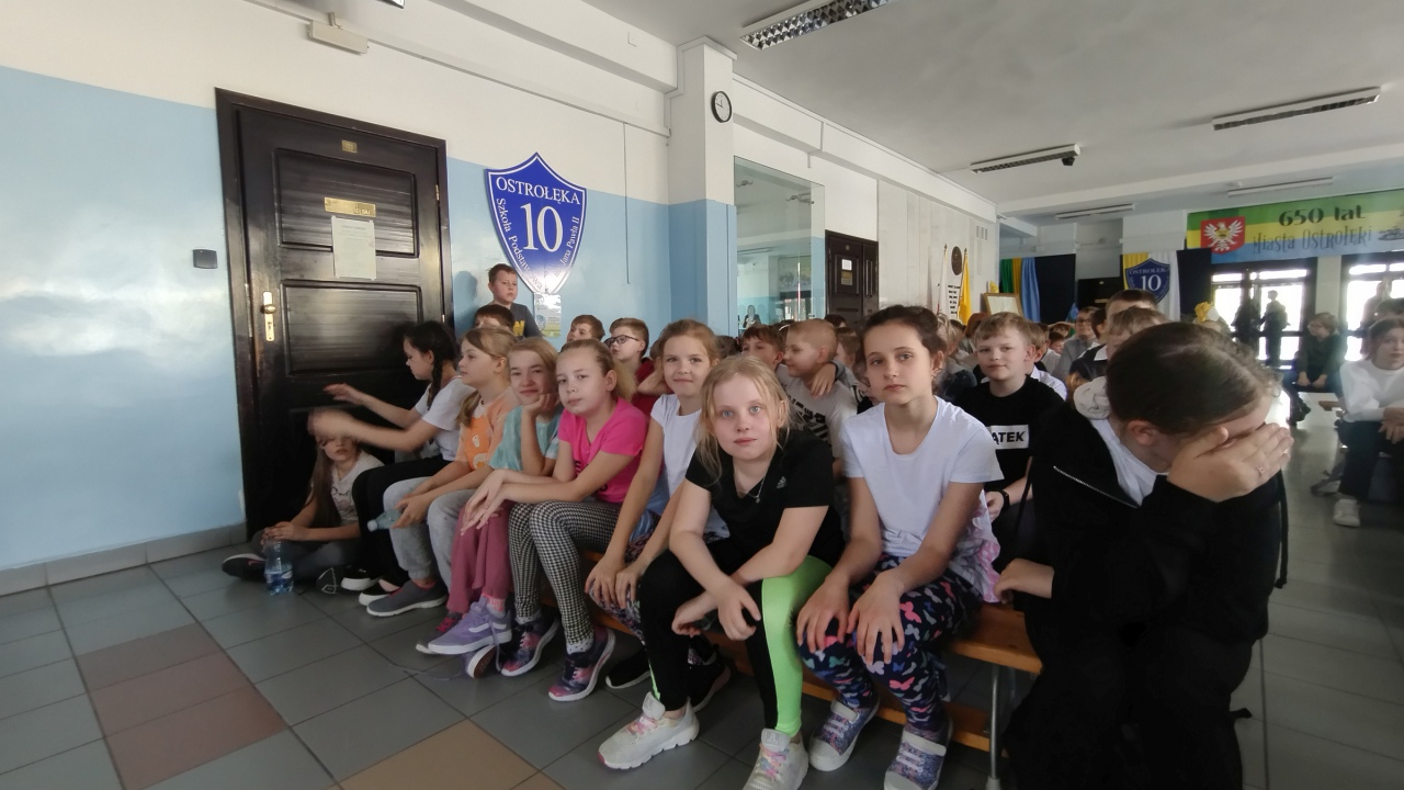 Apel z okazji Święta Niepodległości w SP 10  - zdjęcie #25 - eOstroleka.pl