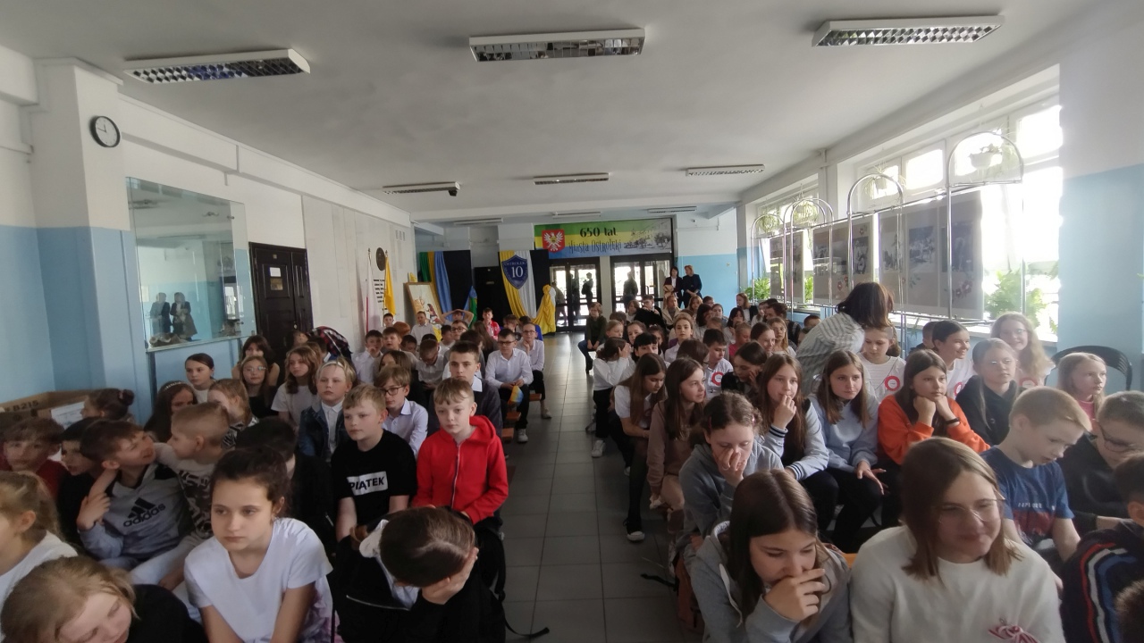 Apel z okazji Święta Niepodległości w SP 10  - zdjęcie #24 - eOstroleka.pl