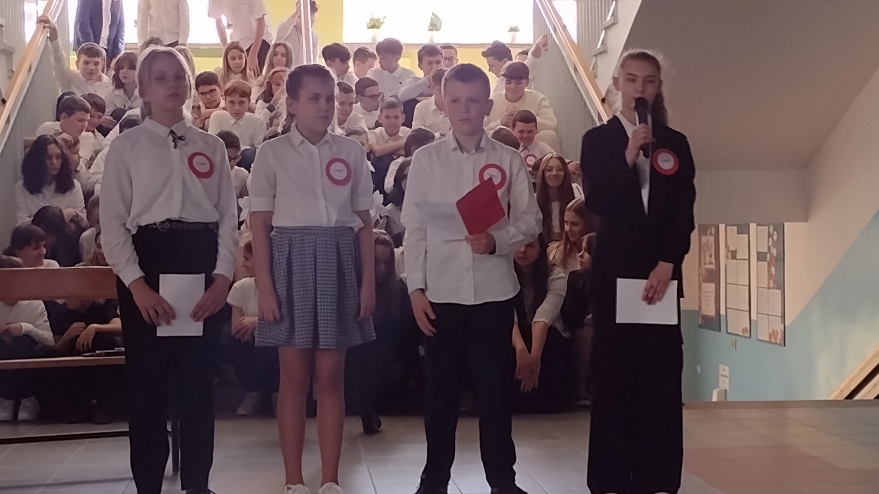 Apel z okazji Święta Niepodległości w SP 10  - zdjęcie #18 - eOstroleka.pl