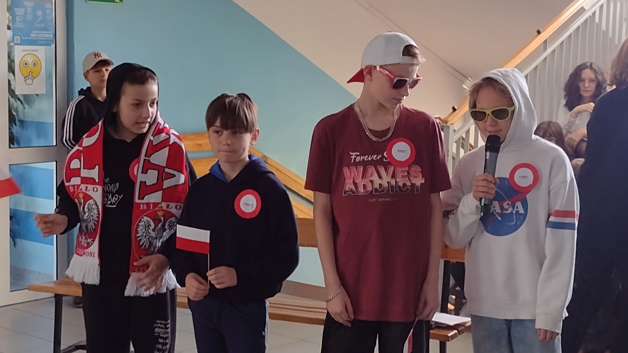 Apel z okazji Święta Niepodległości w SP 10  - zdjęcie #15 - eOstroleka.pl