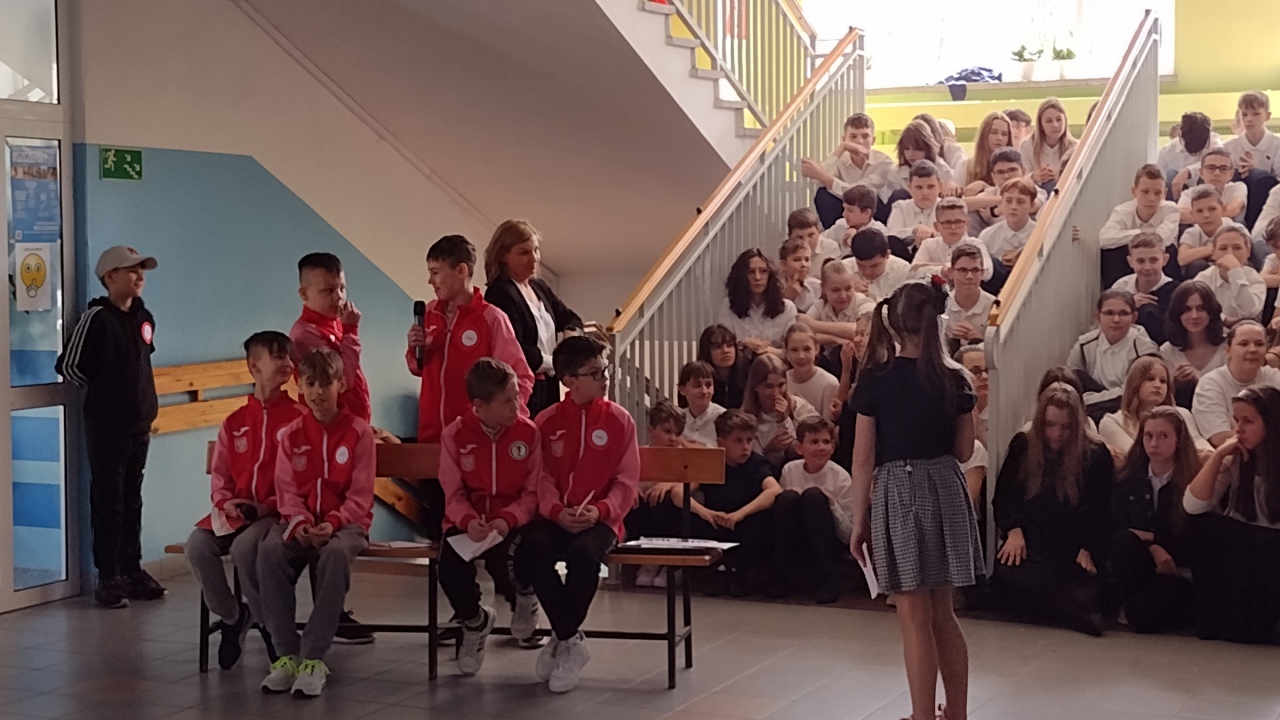 Apel z okazji Święta Niepodległości w SP 10  - zdjęcie #13 - eOstroleka.pl