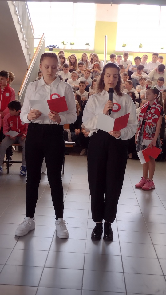 Apel z okazji Święta Niepodległości w SP 10  - zdjęcie #10 - eOstroleka.pl