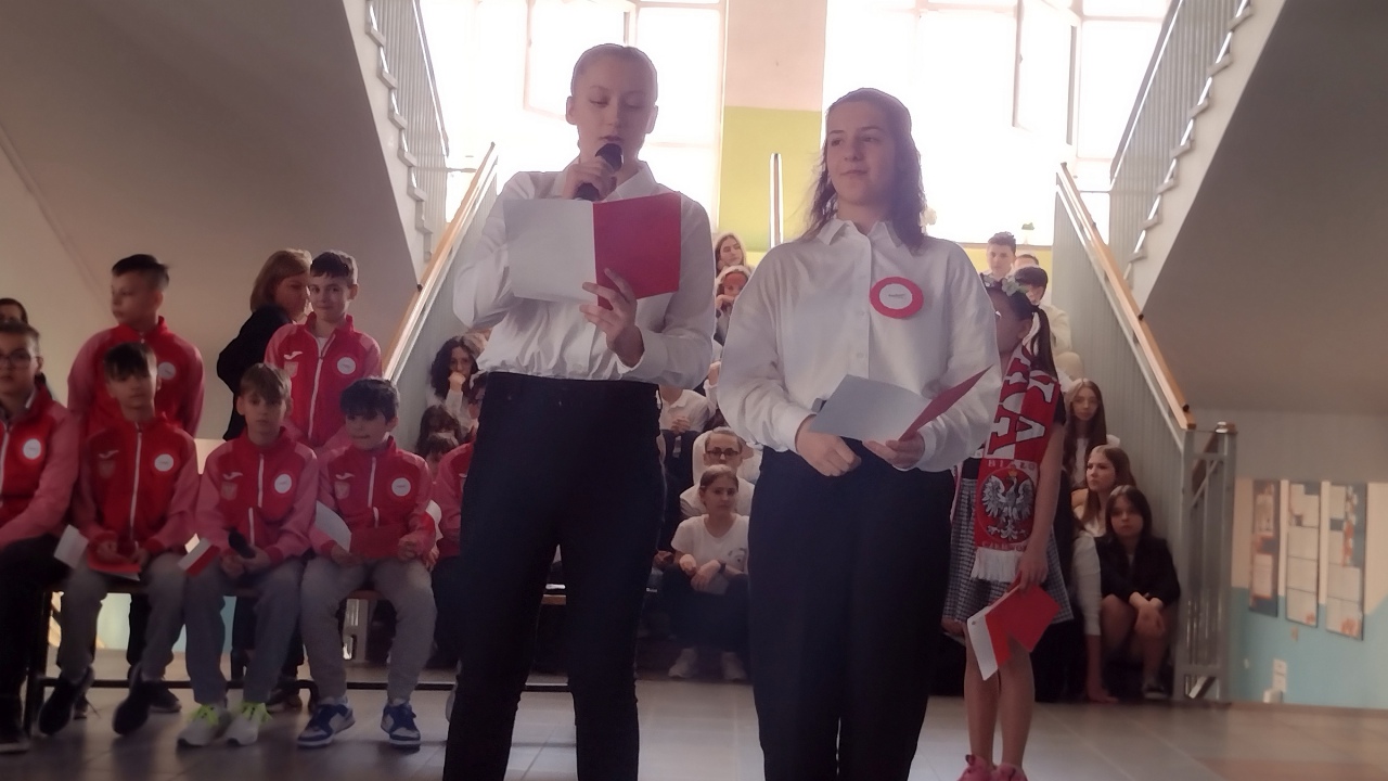 Apel z okazji Święta Niepodległości w SP 10  - zdjęcie #9 - eOstroleka.pl