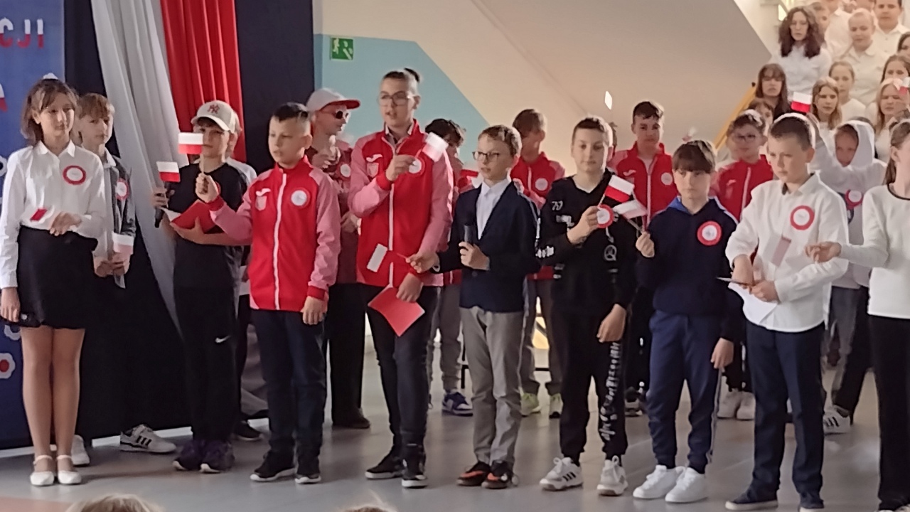 Apel z okazji Święta Niepodległości w SP 10  - zdjęcie #5 - eOstroleka.pl