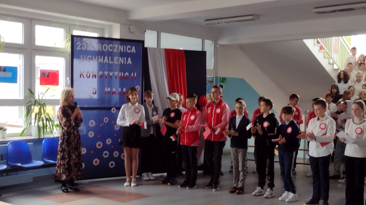 Apel z okazji Święta Niepodległości w SP 10  - zdjęcie #4 - eOstroleka.pl