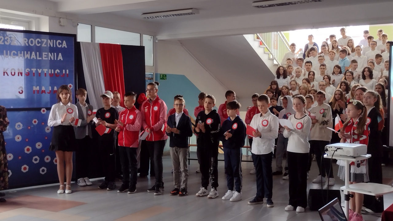 Apel z okazji Święta Niepodległości w SP 10  - zdjęcie #2 - eOstroleka.pl