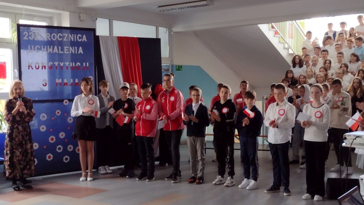 Apel z okazji Święta Niepodległości w SP 10  - zdjęcie #1 - eOstroleka.pl