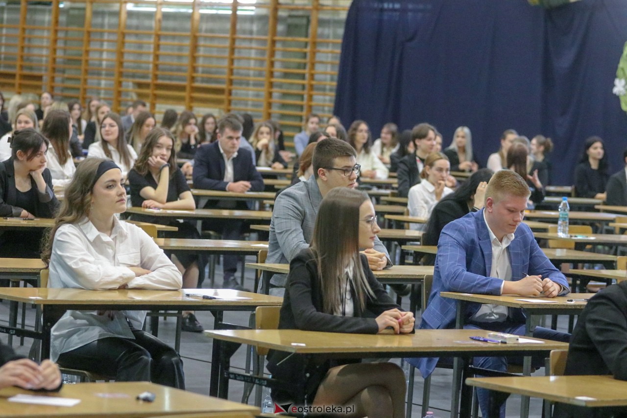 Matura 2023 z języka polskiego w III LO w Ostrołęce [04.05.2023] - zdjęcie #61 - eOstroleka.pl