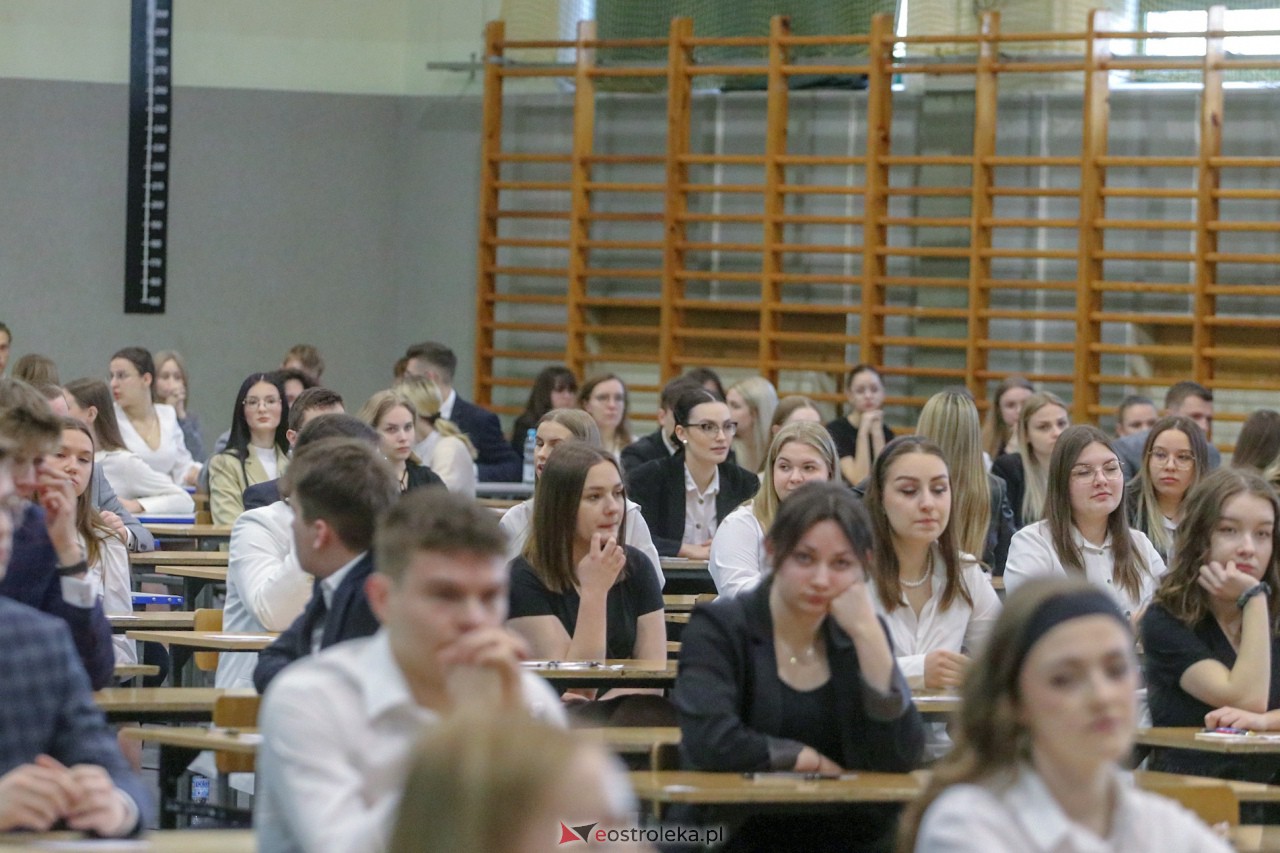 Matura 2023 z języka polskiego w III LO w Ostrołęce [04.05.2023] - zdjęcie #60 - eOstroleka.pl