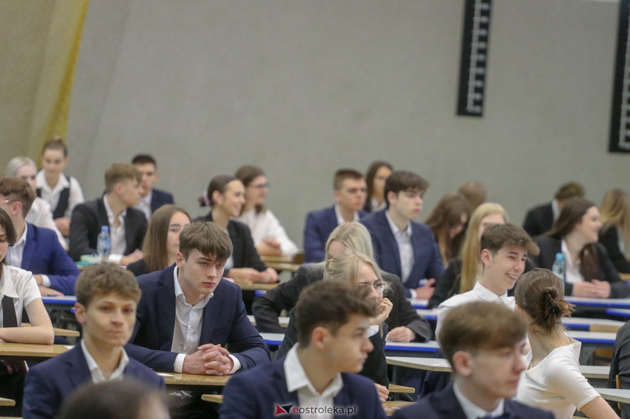 Matura 2023 z języka polskiego w III LO w Ostrołęce [04.05.2023] - zdjęcie #56 - eOstroleka.pl