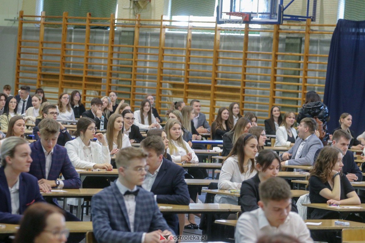 Matura 2023 z języka polskiego w III LO w Ostrołęce [04.05.2023] - zdjęcie #53 - eOstroleka.pl