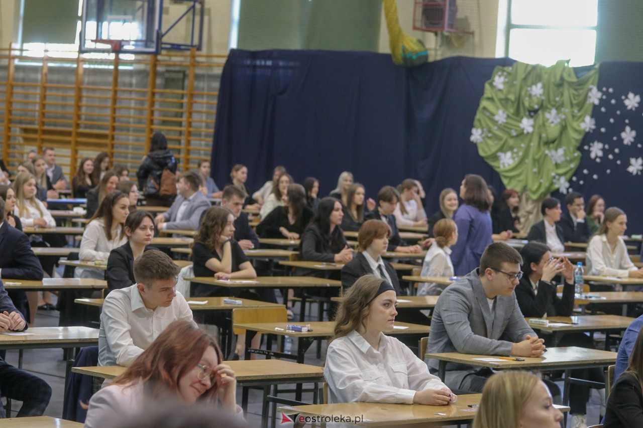 Matura 2023 z języka polskiego w III LO w Ostrołęce [04.05.2023] - zdjęcie #52 - eOstroleka.pl