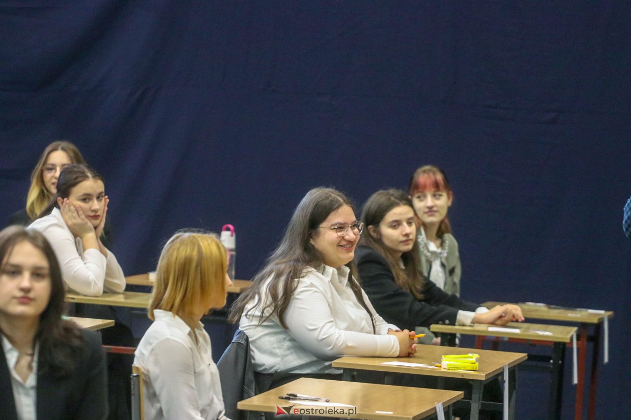 Matura 2023 z języka polskiego w III LO w Ostrołęce [04.05.2023] - zdjęcie #48 - eOstroleka.pl