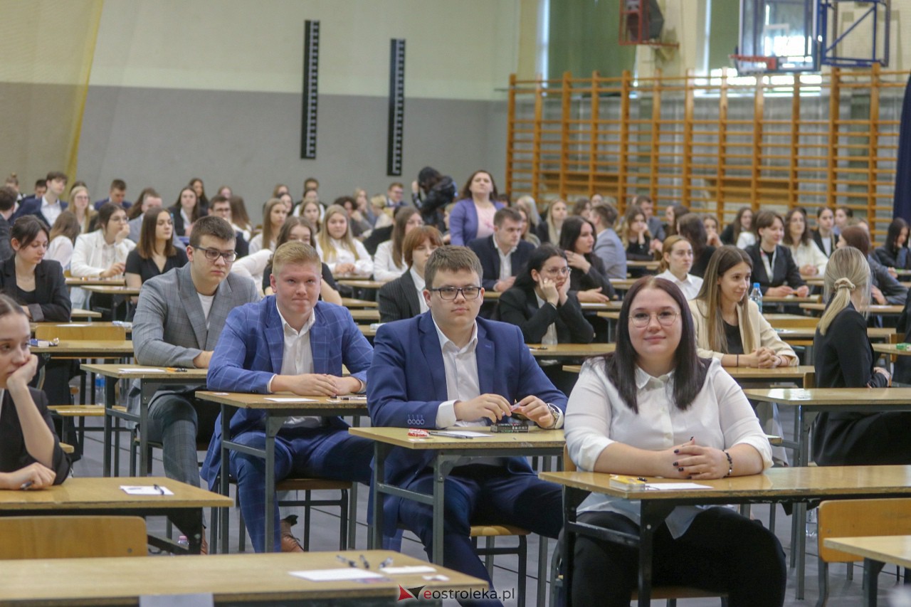 Matura 2023 z języka polskiego w III LO w Ostrołęce [04.05.2023] - zdjęcie #47 - eOstroleka.pl