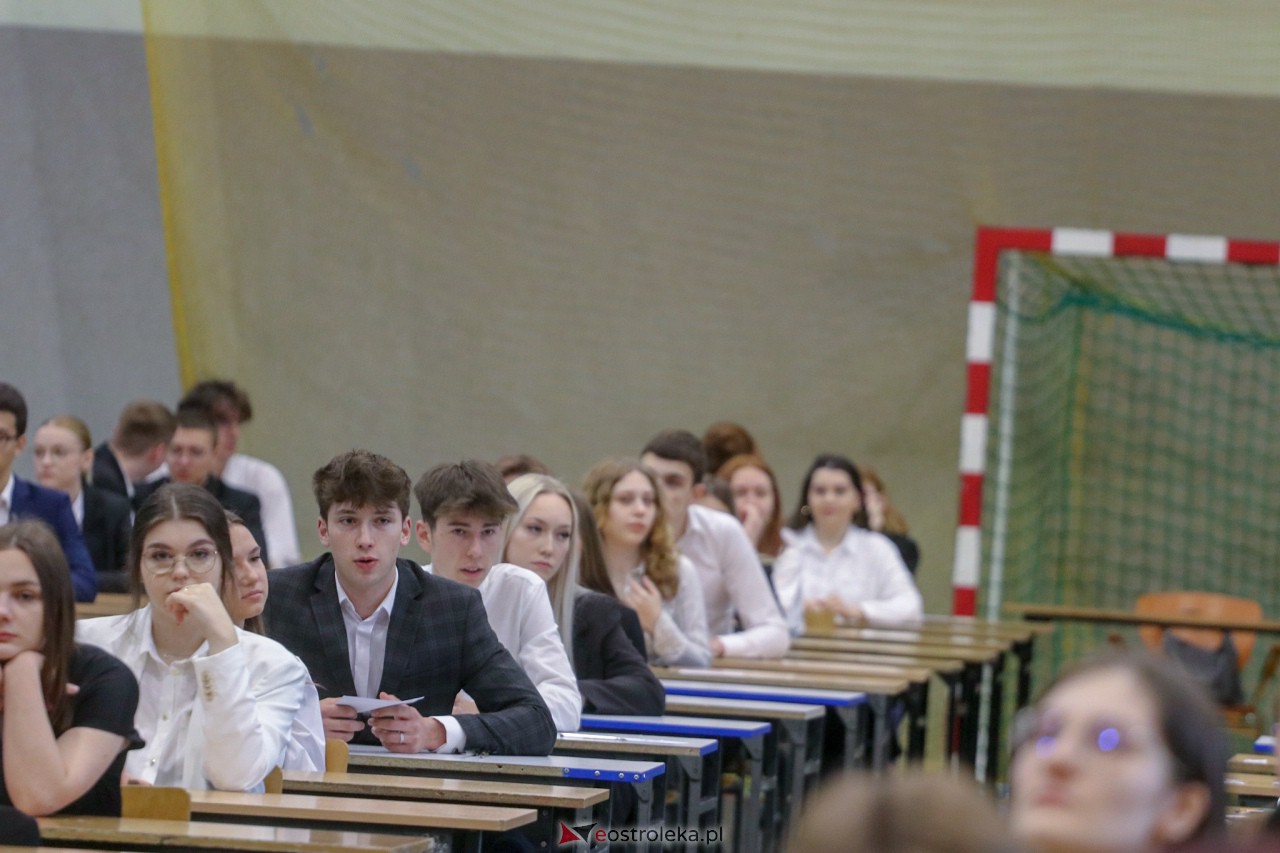 Matura 2023 z języka polskiego w III LO w Ostrołęce [04.05.2023] - zdjęcie #37 - eOstroleka.pl