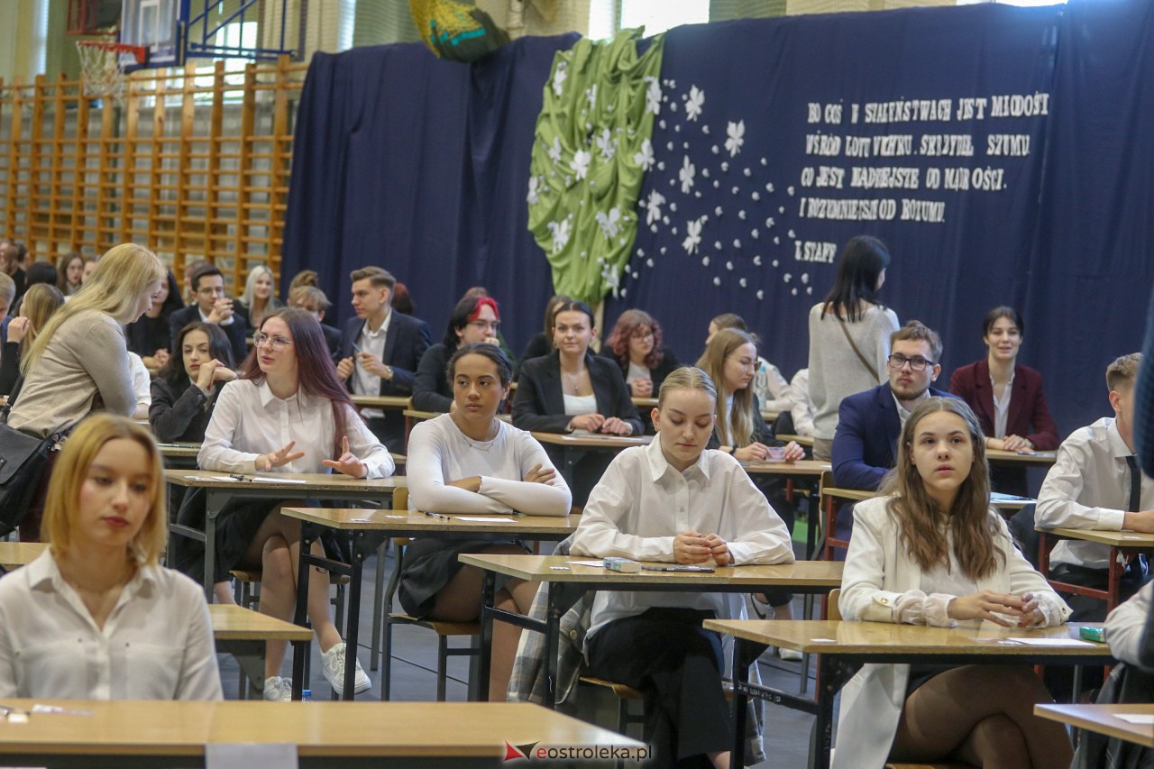 Matura 2023 z języka polskiego w III LO w Ostrołęce [04.05.2023] - zdjęcie #33 - eOstroleka.pl