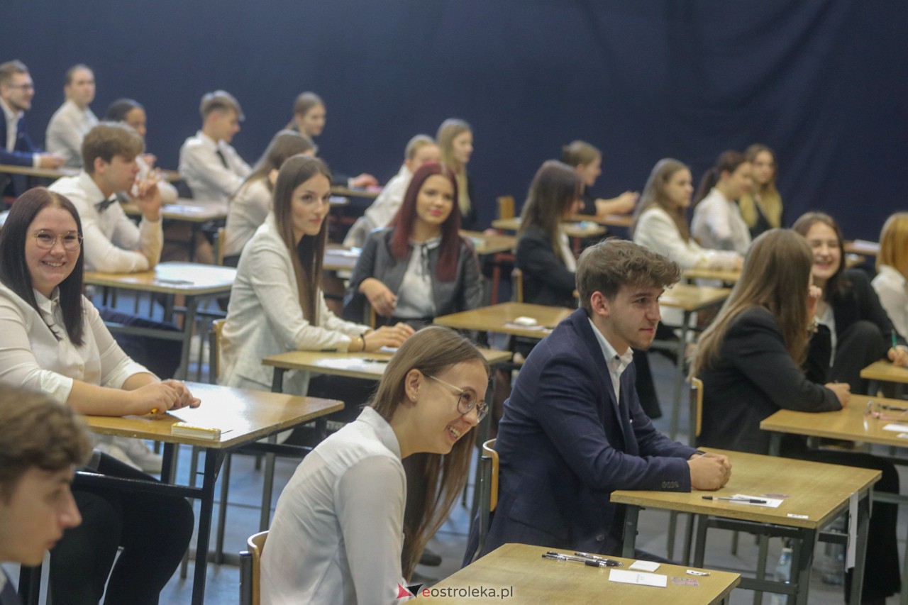Matura 2023 z języka polskiego w III LO w Ostrołęce [04.05.2023] - zdjęcie #30 - eOstroleka.pl