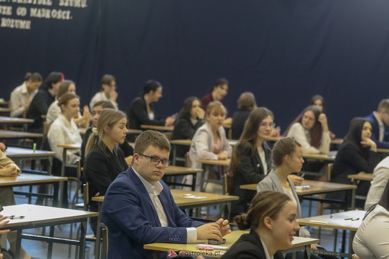 Matura 2023 z języka polskiego w III LO w Ostrołęce [04.05.2023] - zdjęcie #29 - eOstroleka.pl