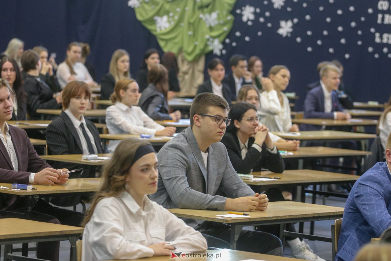 Matura 2023 z języka polskiego w III LO w Ostrołęce [04.05.2023] - zdjęcie #28 - eOstroleka.pl