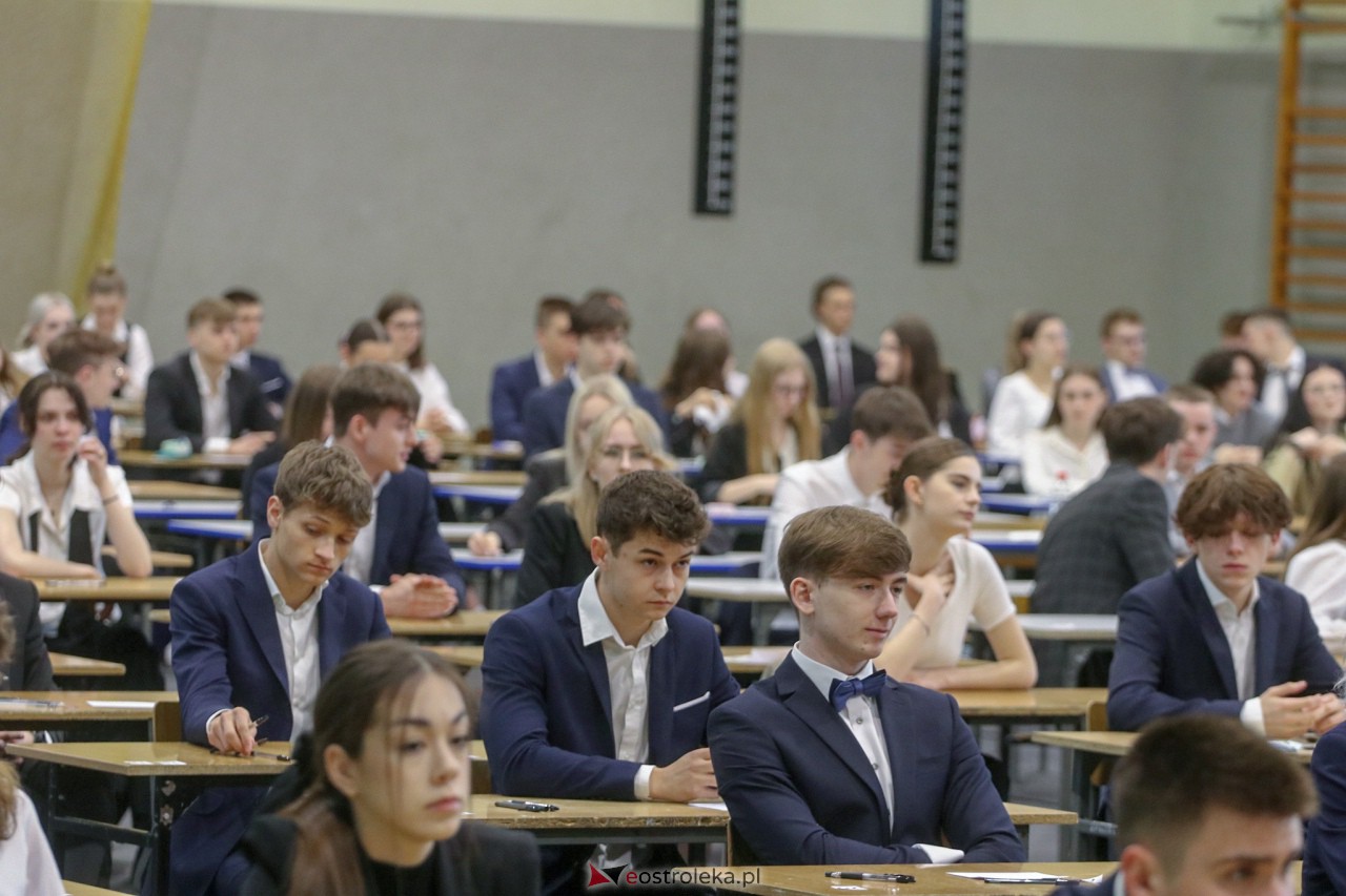 Matura 2023 z języka polskiego w III LO w Ostrołęce [04.05.2023] - zdjęcie #25 - eOstroleka.pl