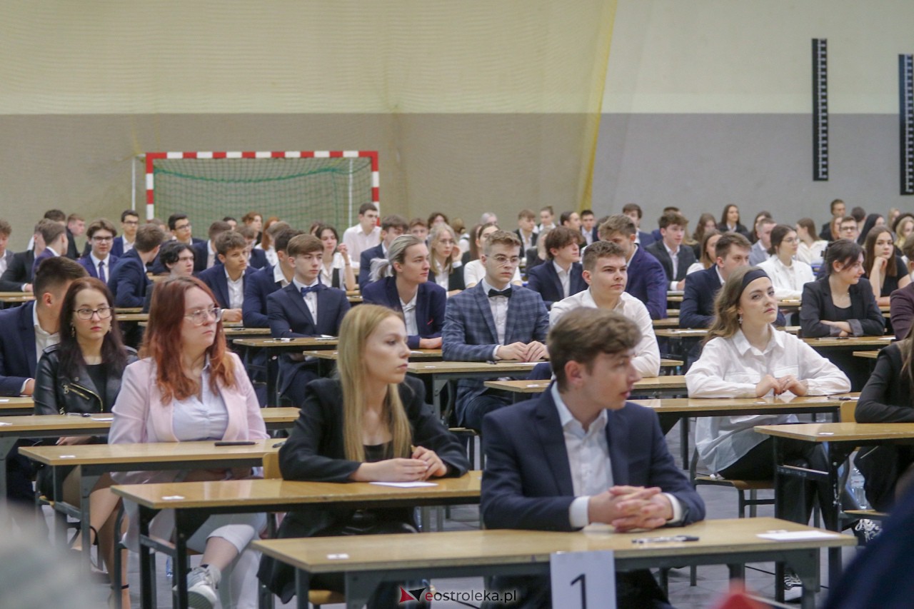 Matura 2023 z języka polskiego w III LO w Ostrołęce [04.05.2023] - zdjęcie #47 - eOstroleka.pl