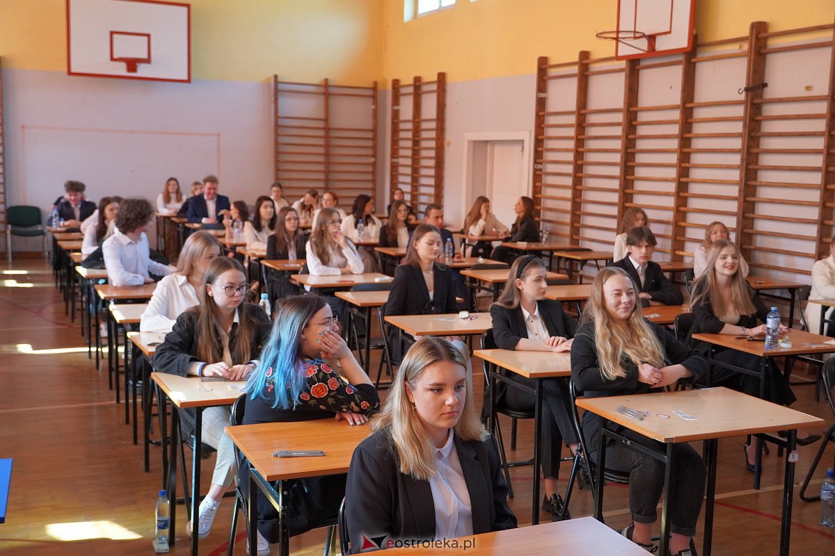 Matura 2023 - język polski w II LO w Ostrołęce [4.05.2023] - zdjęcie #24 - eOstroleka.pl