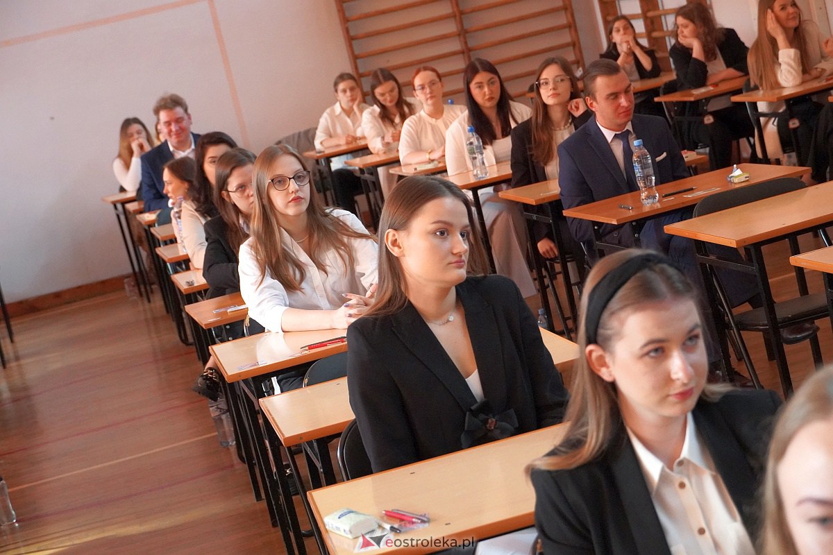 Matura 2023 - język polski w II LO w Ostrołęce [4.05.2023] - zdjęcie #16 - eOstroleka.pl