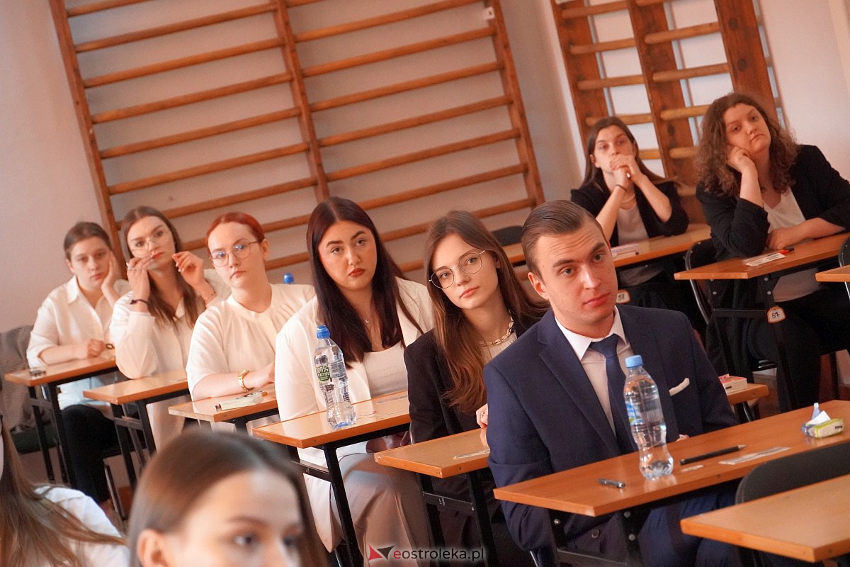 Matura 2023 - język polski w II LO w Ostrołęce [4.05.2023] - zdjęcie #14 - eOstroleka.pl