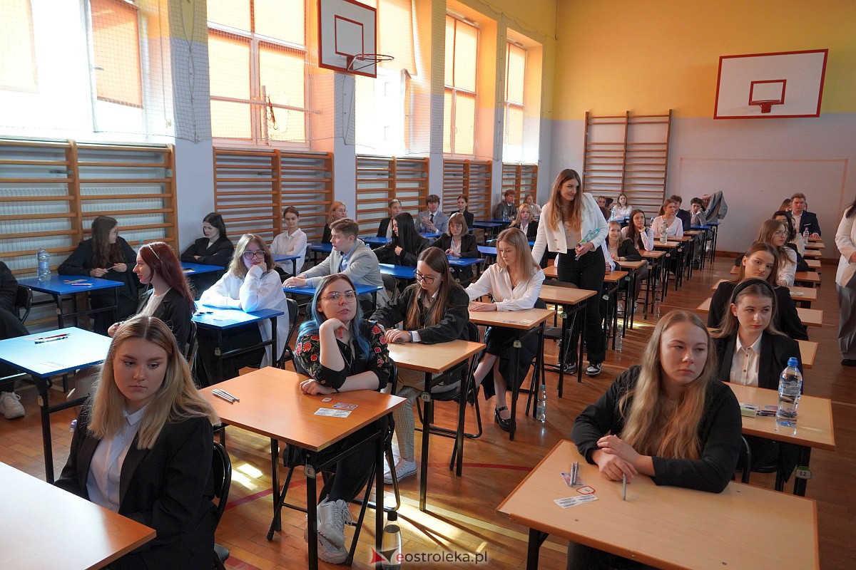Matura 2023 - język polski w II LO w Ostrołęce [4.05.2023] - zdjęcie #12 - eOstroleka.pl