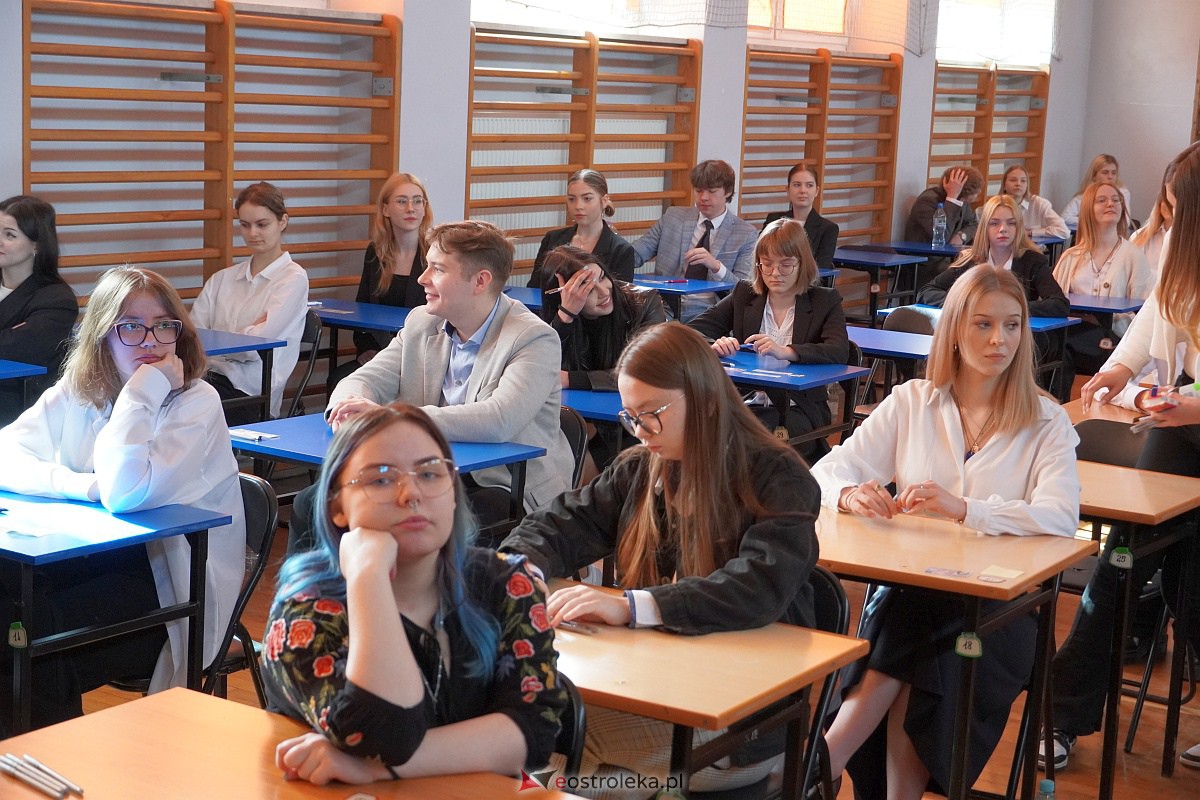Matura 2023 - język polski w II LO w Ostrołęce [4.05.2023] - zdjęcie #11 - eOstroleka.pl