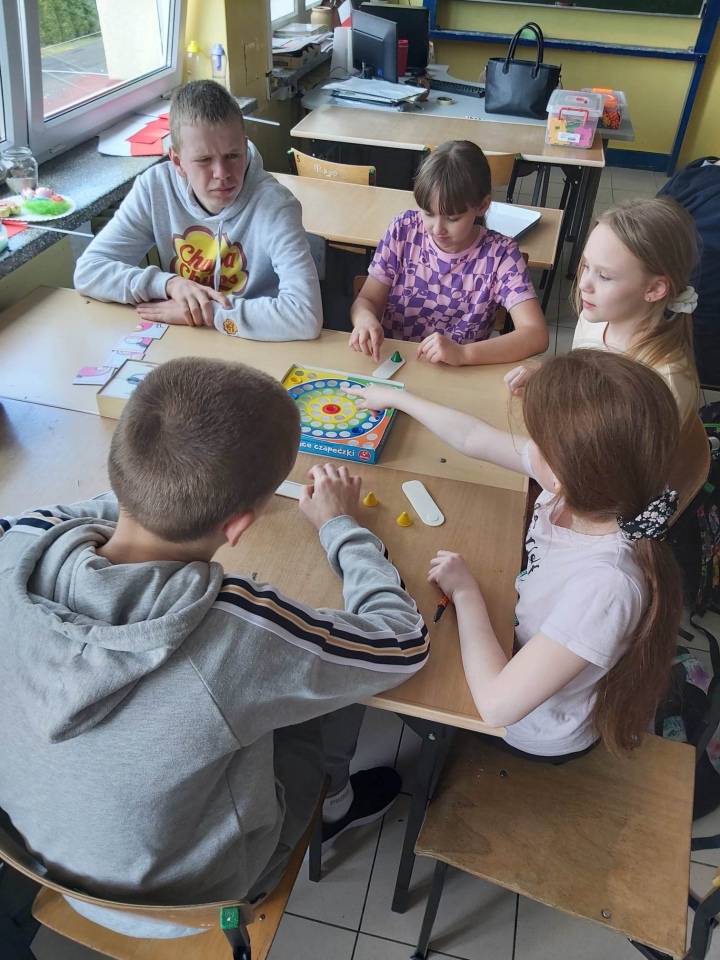 Miesiąc Świadomości Autyzmu w Szkole Podstawowej nr 4 w Ostrołęce - zdjęcie #1 - eOstroleka.pl